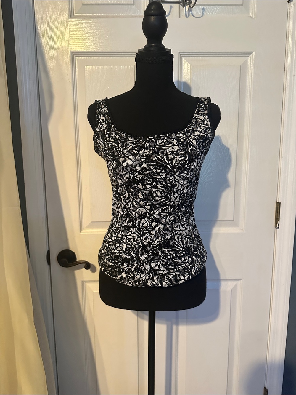 White House Black Market Black & White Floral Scoop Neck Tank Top